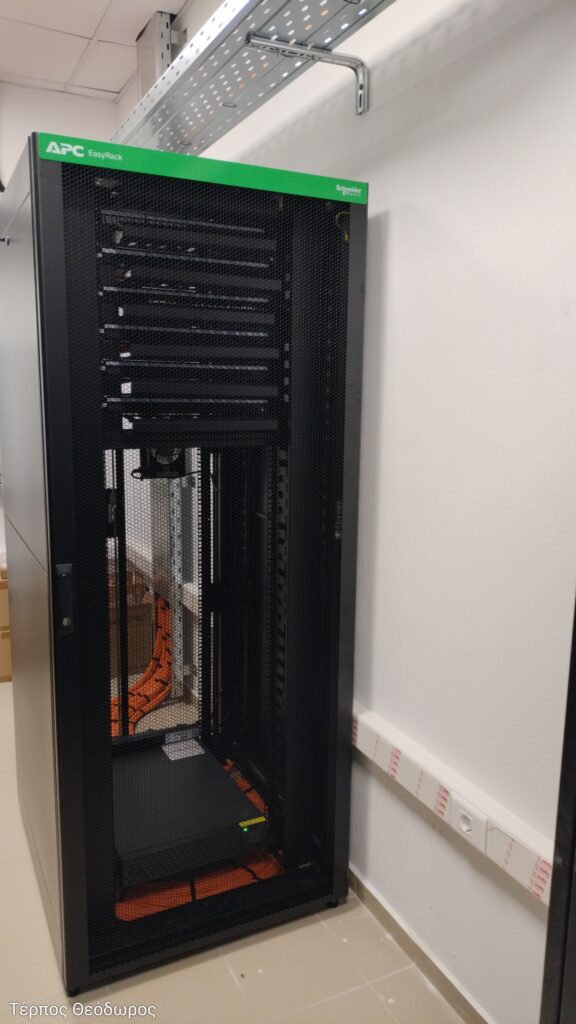 Rack δικτύου με patch panel δομημένης καλωδίωσης σε επαγγελματικό χώρο
