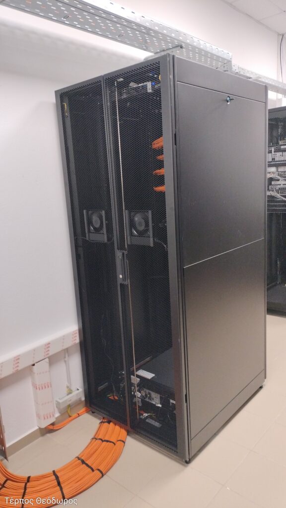 Πίσω όψη rack δικτύου με τερματισμό καλωδίων δομημένης καλωδίωσης
