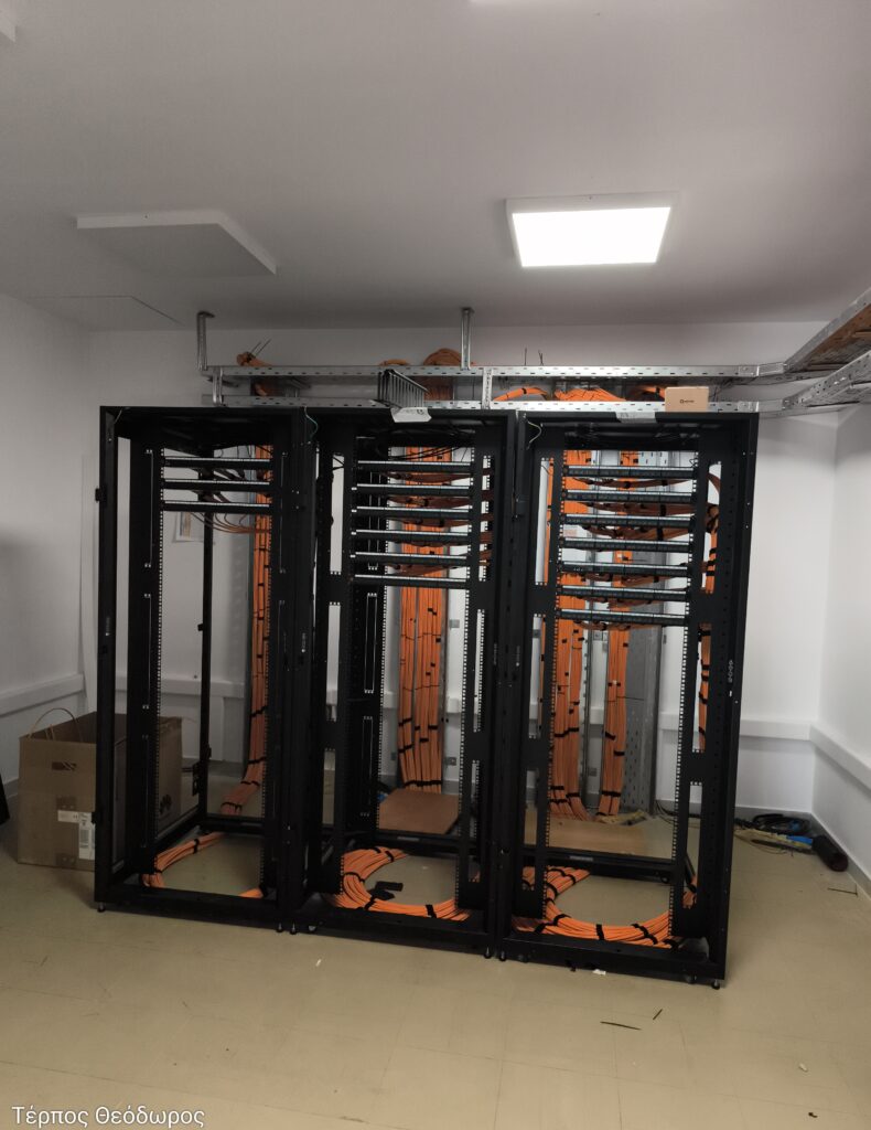Χώρος server με racks και δομημένη καλωδίωση δεδομένων σε επαγγελματικό περιβάλλον
