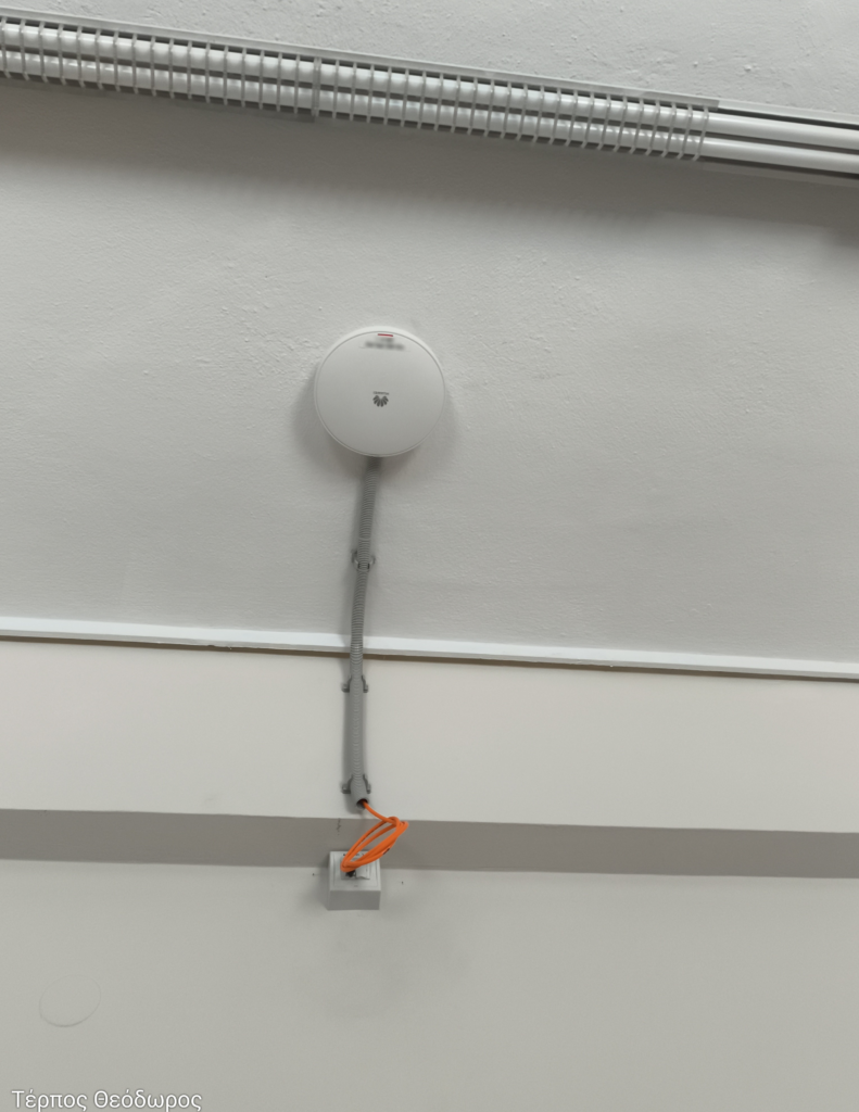 Wi-Fi access point συνδεδεμένο σε πρίζα δικτύου σε επαγγελματικό χώρο
